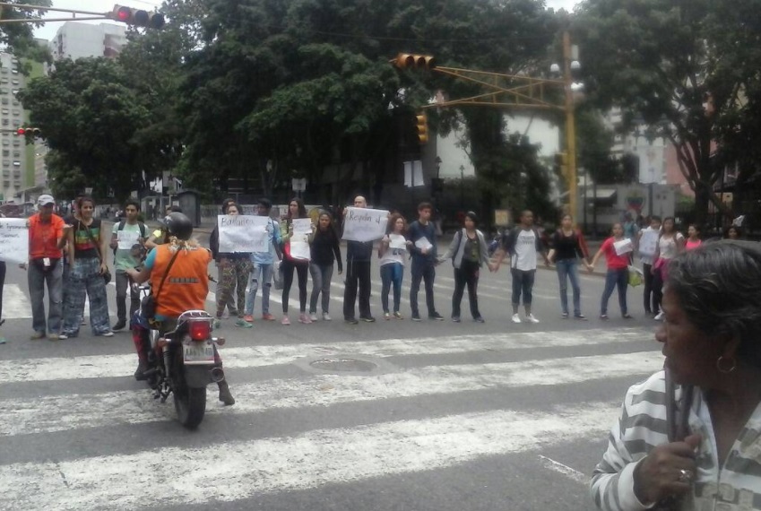 Estudiantes se manifiestan en calles de Caracas contra Maduro (Twitter @mui_unearte)