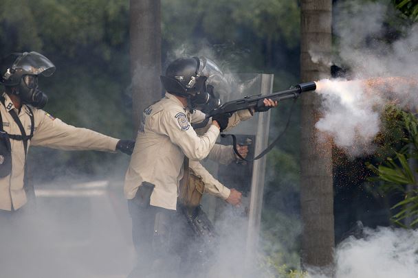 Fuerzas de seguridad, gas lacrimógeno, manifestantes, protestas, Venezuela