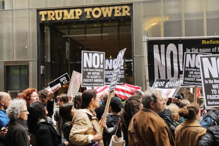 Manifestantes se reúnen fuera de Trump Tower (Getty Images)