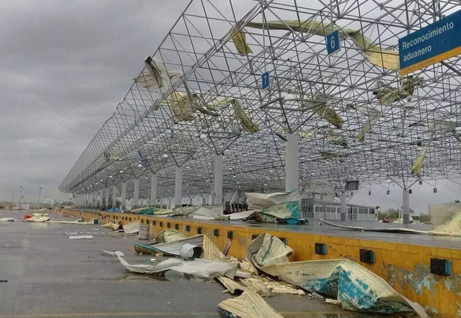 El puente internacional Comercio Mundial resultó dañado por los vientos. (Twitter: @yankuikmx_)
