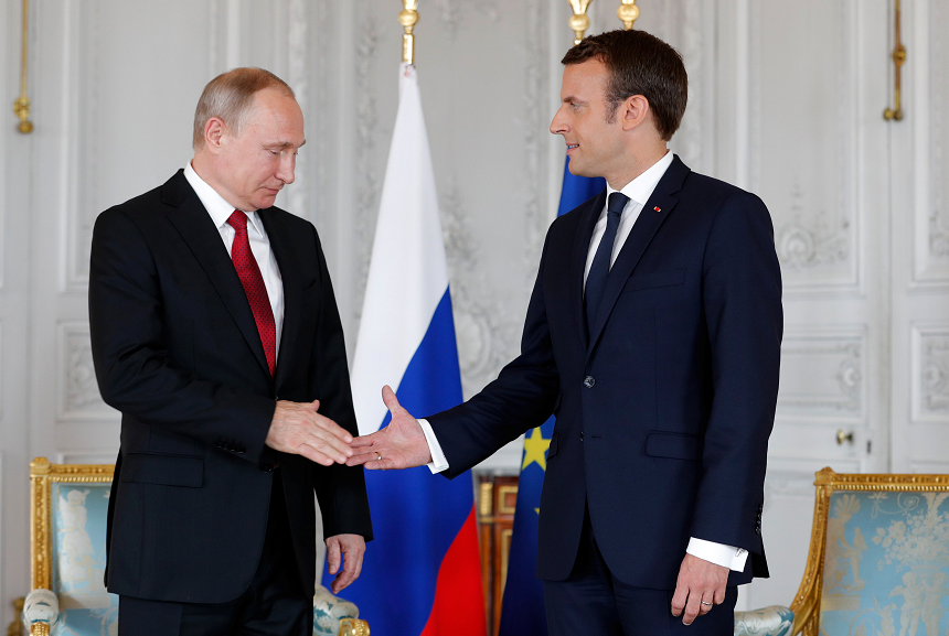 Los presidentes Putin y Macron estrechan la mano (Reuters)