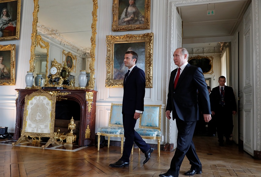 Macron camina con Putin en el castillo de Versalles (Reuters)