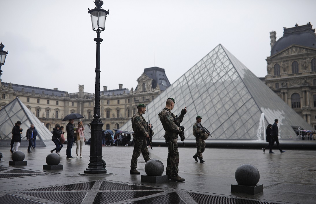 Soldados patrullan el patio del Museo del Louvre en París, Francia (AP)