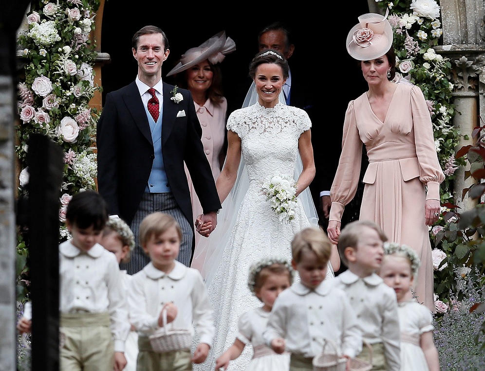 Pippa Middleton y James Matthews son acompañados por la duquesa de Cambridge (Reuters)