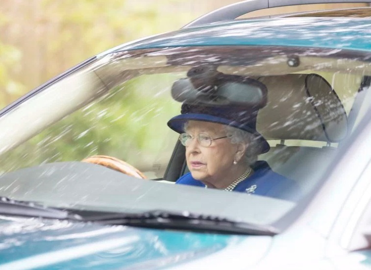 A la reina Isabel II le gusta ponerse al volante cuando puede (Foto: metro.co.uk)