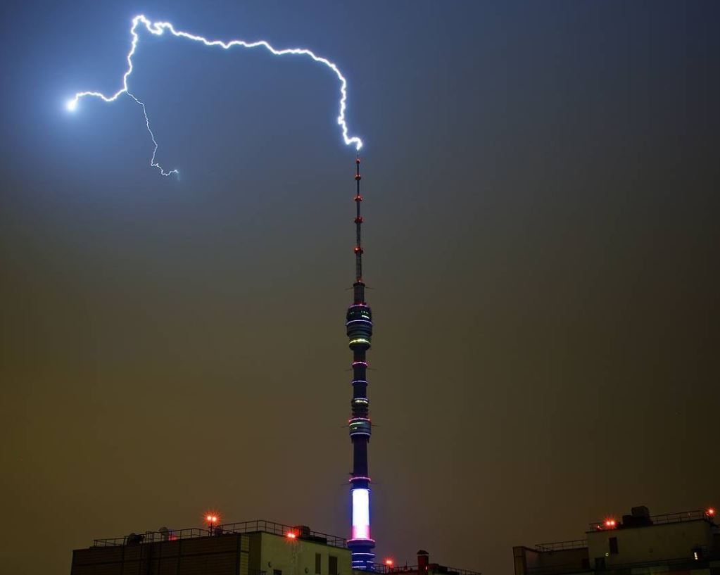 Relampago en la torre de Ostankino TV en Moscu