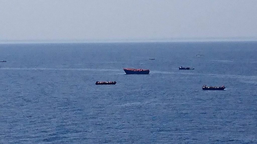 Guardia costera italiana rescata a 3 mil inmigrantes en el mar Mediterráneo