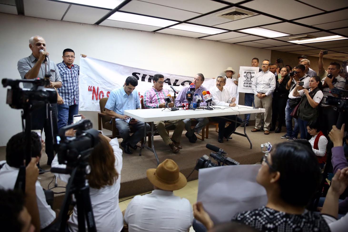 El gobernador de Sinaloa sostuvo un diálogo abierto con periodistas y representantes sociales. (Gobierno de Sinaloa)