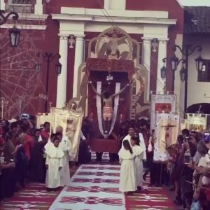 Población de Acaxochitlan acompaña procesión de cristo