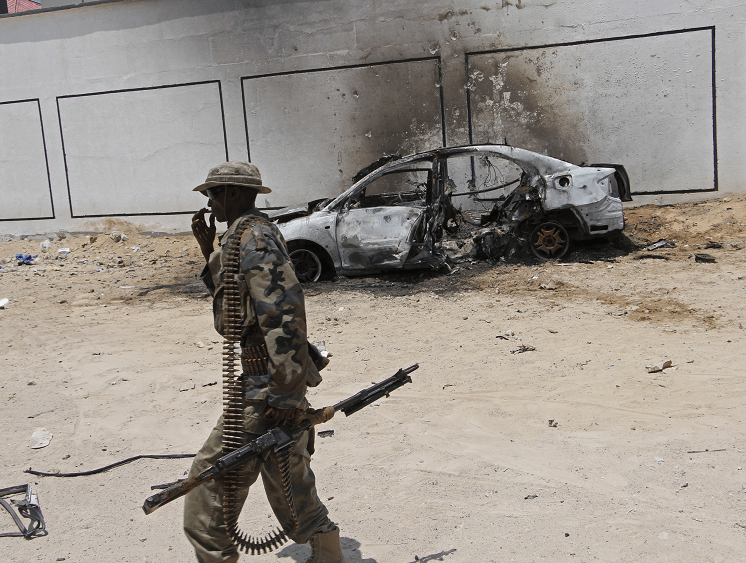 Soldado de Somalia frente a auto bomba