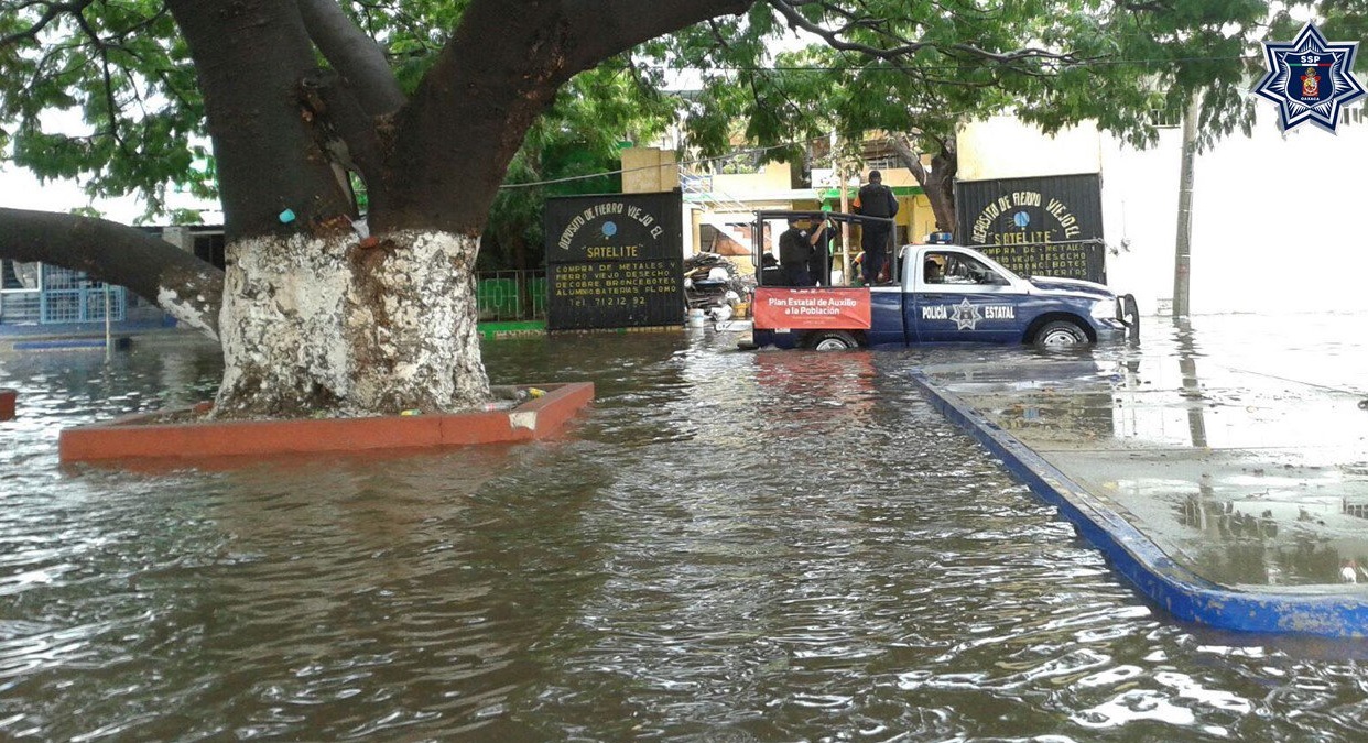 Inundación por la intensa lluvia en Oaxaca. (Twitter @SSP_GobOax)