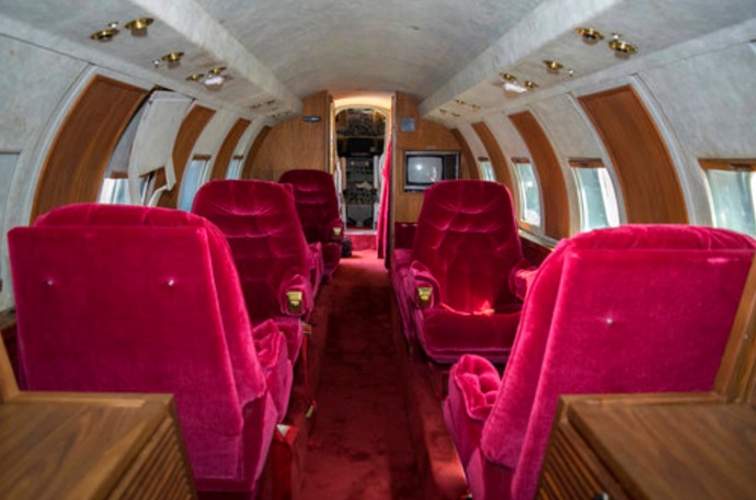 El interior fue diseñado por Elvis Presley con asientos rojos del terciopelo (AP)