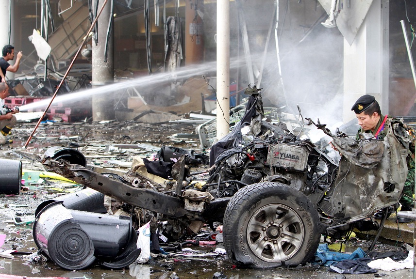 Los restos de un coche destruido se ven en un sitio de la explosión fuera de un supermercado en Pattani, Tailandia (Reuters)