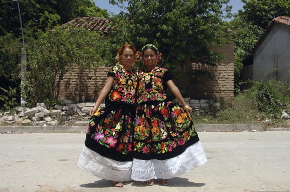 Dos mujeres portan vestido de tehuana