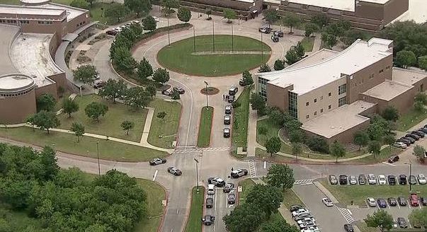 Un hombre armado en la secundaria North Lake College, en el suburbio de Irving, en Dallas. (@americapcsradio)