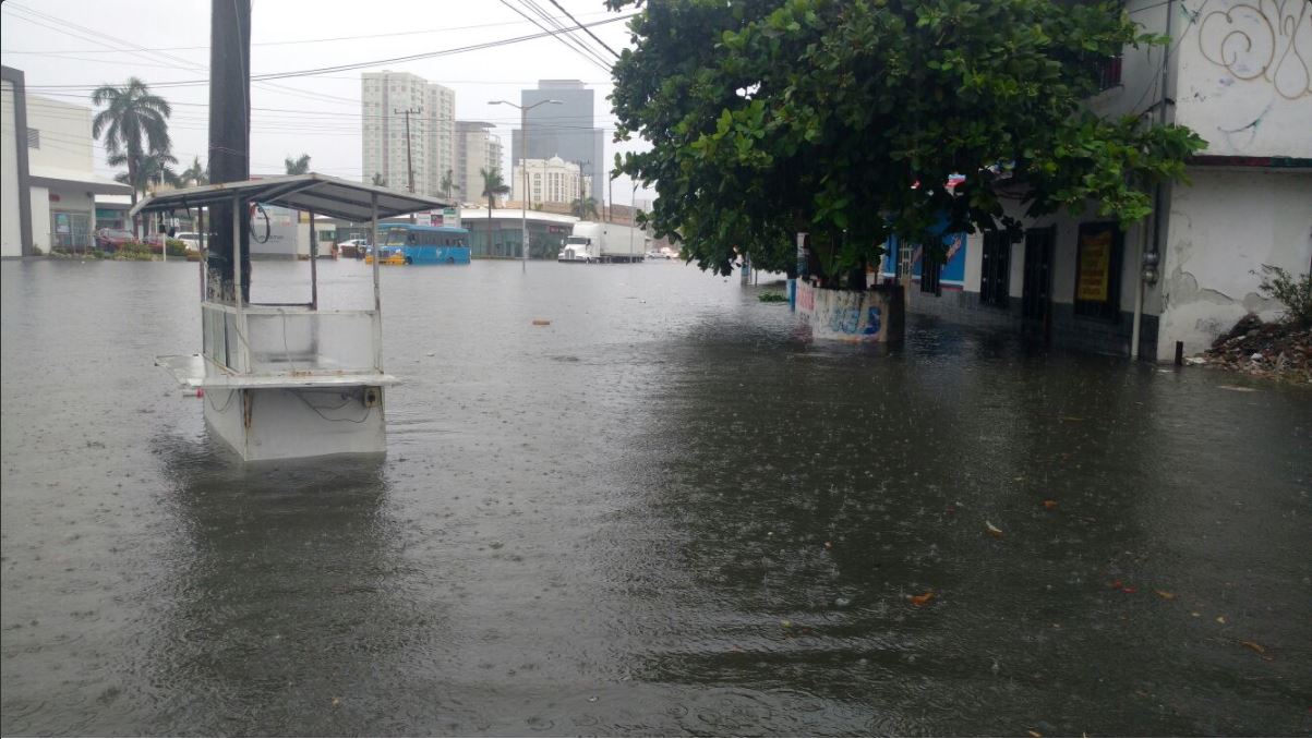 Tormenta inunda calles de varios municipios en Veracruz