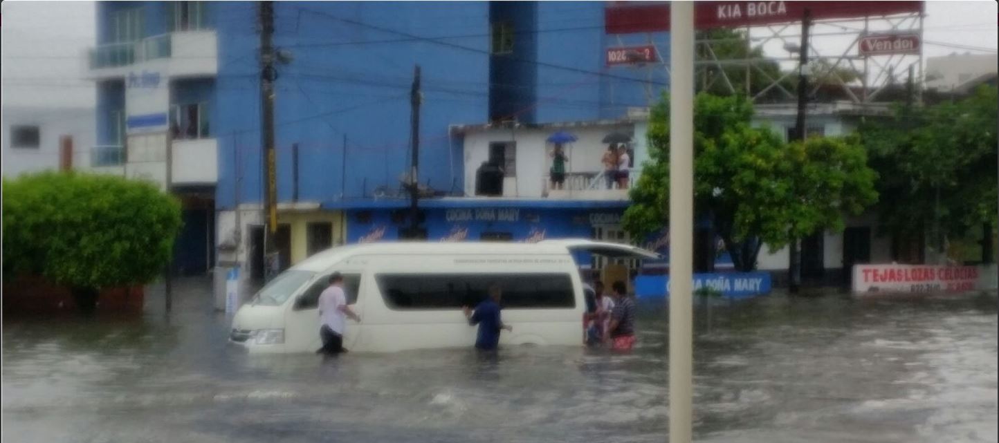 Vechiculo no logra avanzar por el agua en Veracruz