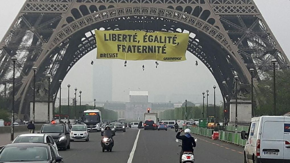Activistas de Greenpeace despliegan manta en la Torre Eiffel contra Marine Le Pen. (@greenpeacefr)