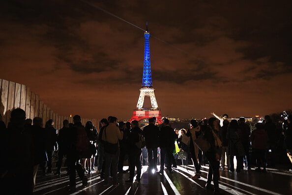 Torre Eiffel iluminada por víctimas de terrorismo