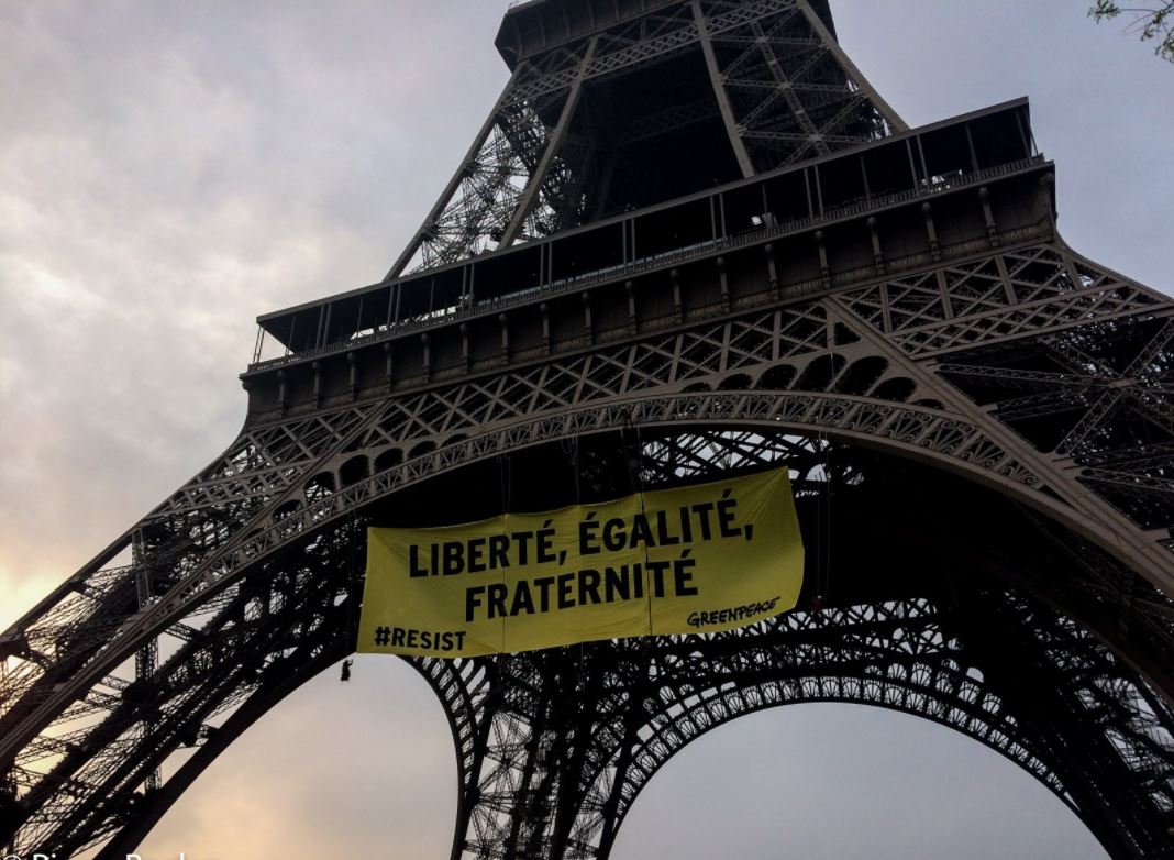 Greenpeace, torre eiffel, pancarta, frente nacional, marine le pen, lema