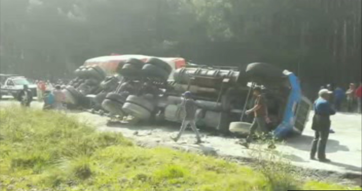 Trailer vuelca y provoca otro accidente en Veracruz