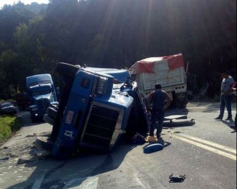 Tráiler provoca doble accidente sobre la carretera Xalapa-Perote