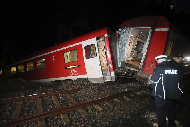 Tormentas eléctricas causan el descarrilamiento de un tren cerca de Stadtroda, Alemania del este (AP)