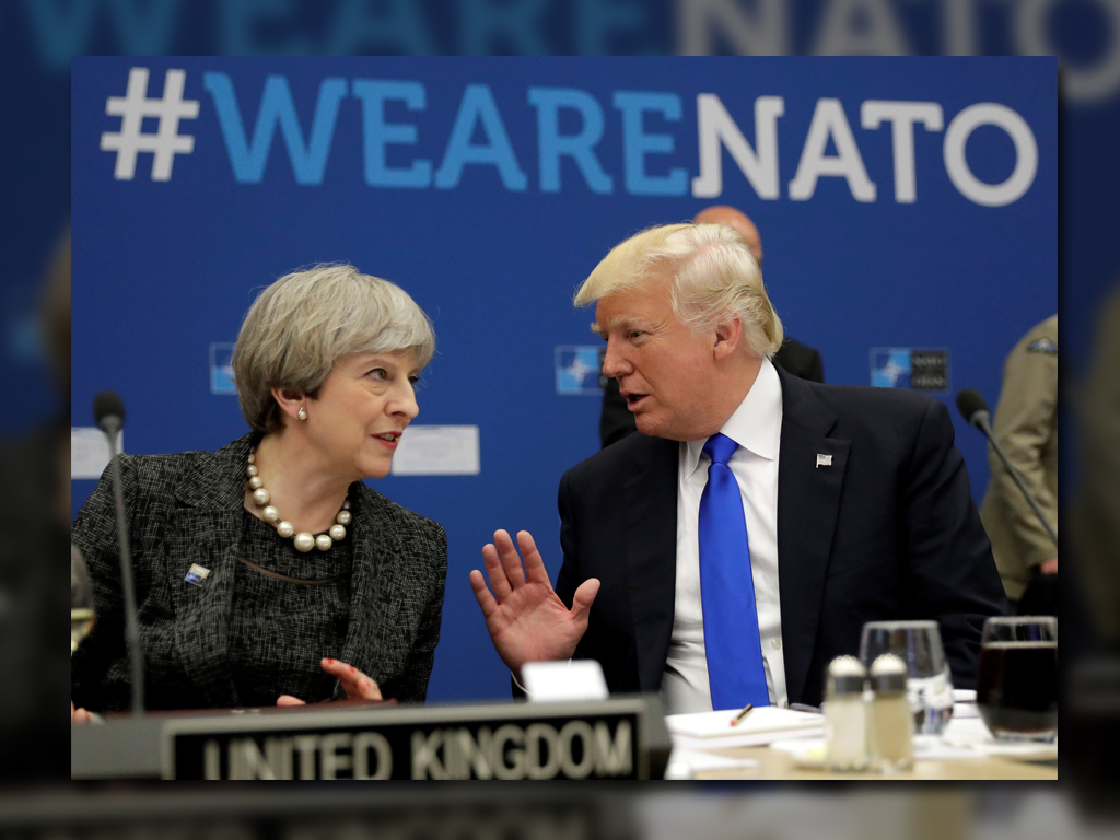Theresa May y Donald Trump durante una cena de trabajo en el marco de la cumbre de la OTAN en Bruselas