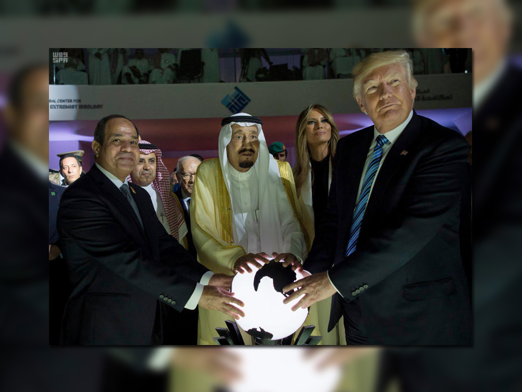 Trump participó en la inauguración del centro y colocó también sus manos sobre la esfera