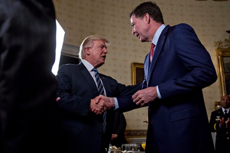 El presidente Donald Trump estrecha la mano con James Comey, exdirector del FBI (Getty Images/archivo)