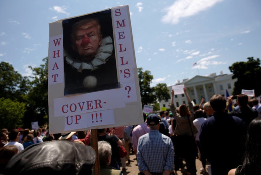 Manifestantes, en las inmediaciones de la Casa Blanca, se reúnen contra Trump por el despido del director del FBI (Reuters)
