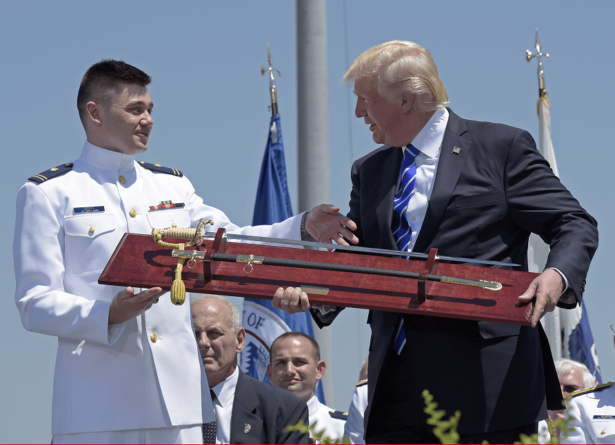 Trump recibió un sable de parte de uno de los graduados
