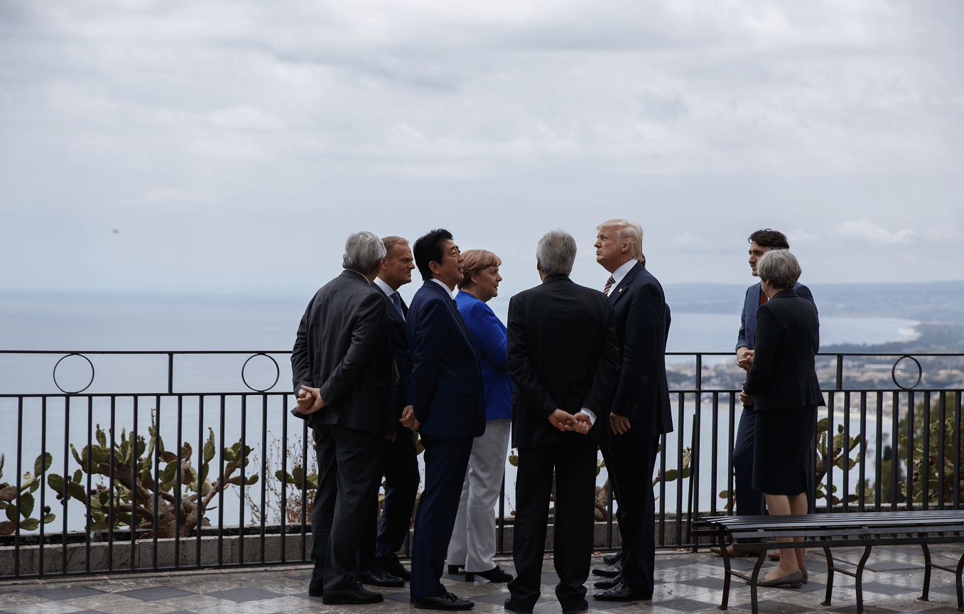 Trump se unió al grupo y disfrutaron de las vistas del mar Jonio y del imponente volcán Etna