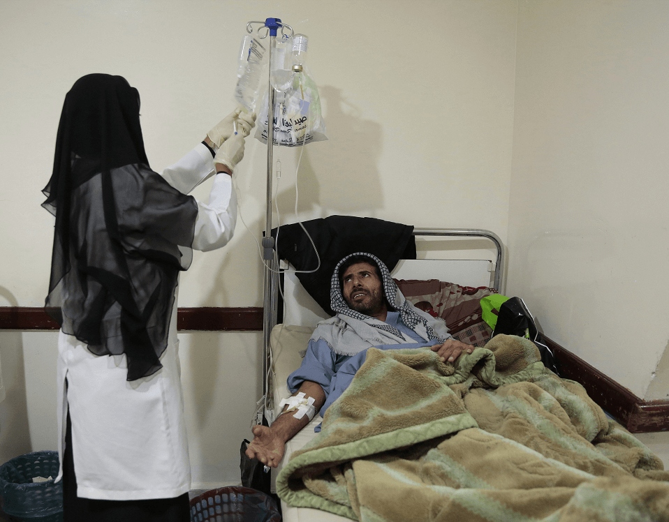 Un enfermo de colera es atendido en Yemen