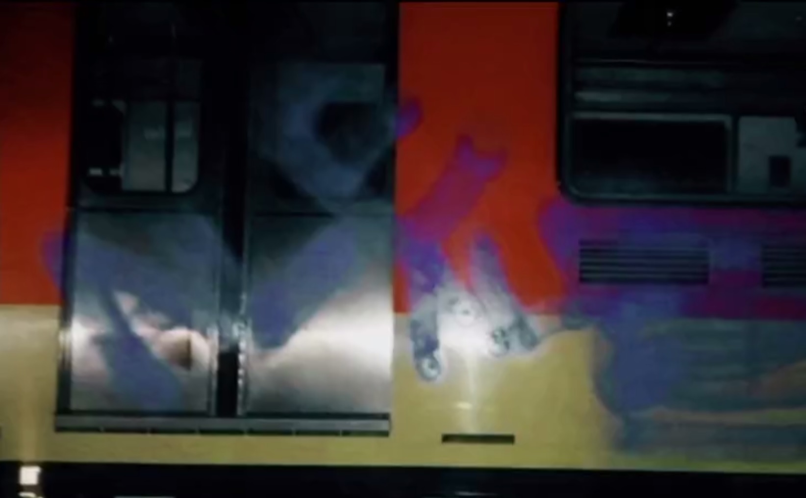 Vandalos pintan vagones del metro de la CDMX