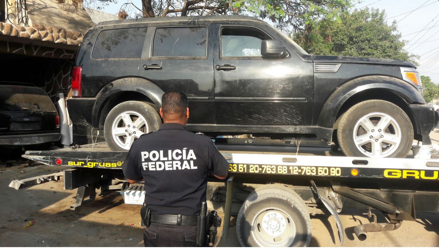 Policía Federal aseguró vehículos y armas en un predio en Guanajuato. (Twitter @PoliciaFedMx)