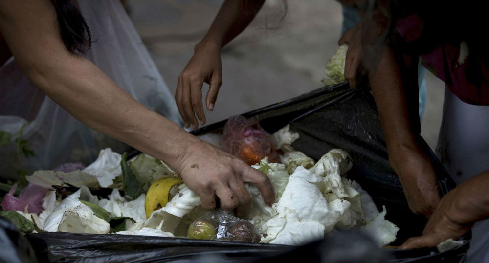Venezolanos buscan comida entre la basura