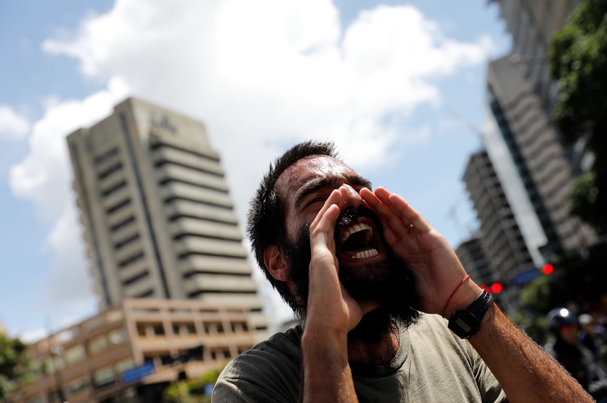 Un partidario de la oposición grita consignas durante una manifestación en Caracas (Reuters)