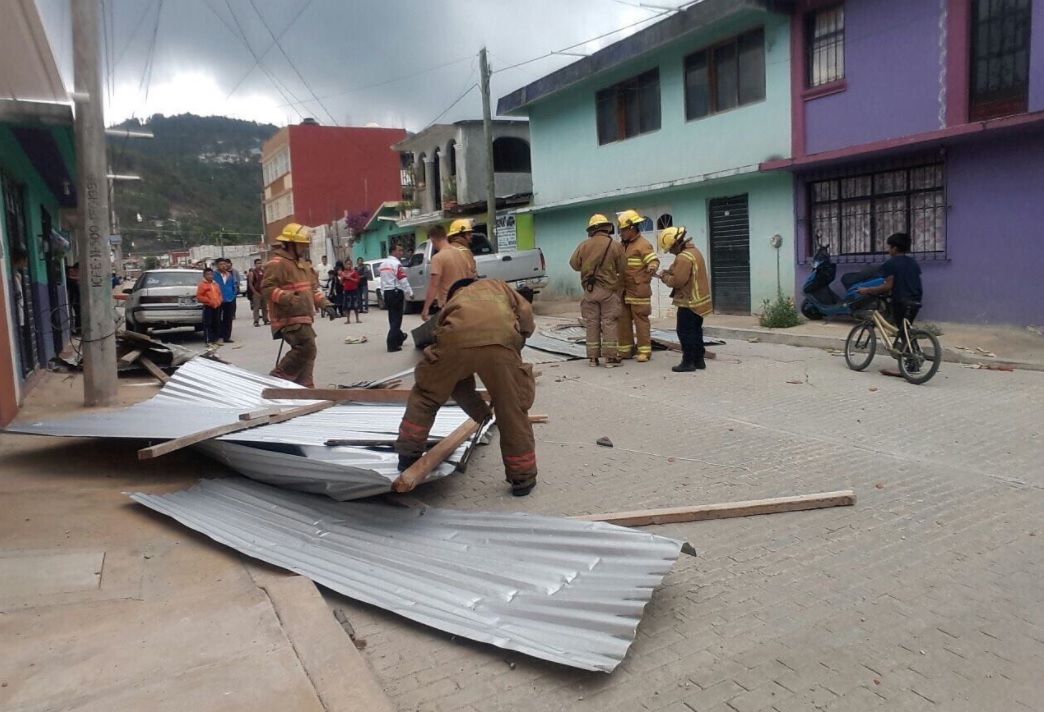 Los fuertes vientos desprendieron techos de lámina en Las Margaritas, Chiapas. (Twitter: @pcivilchiapas)