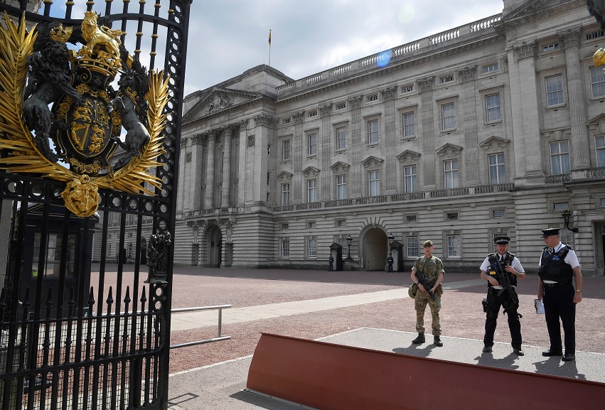 Un soldado y policías vigilan Palacio de Buckingham (Reuters)