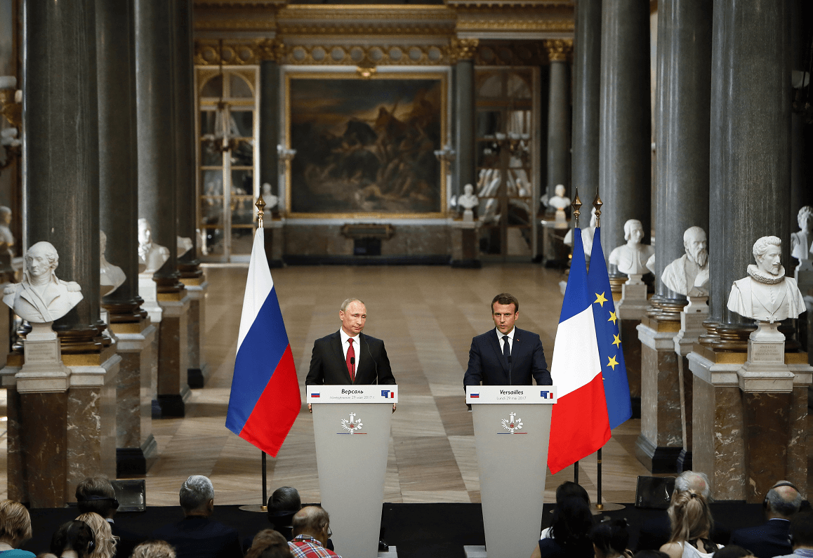 Vladimir Putin fue recibido en Versalles por Emmanuel Macron