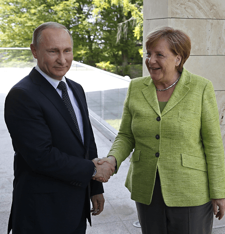 Vladimir Putin y Angela Merkel en Sochi, Rusia