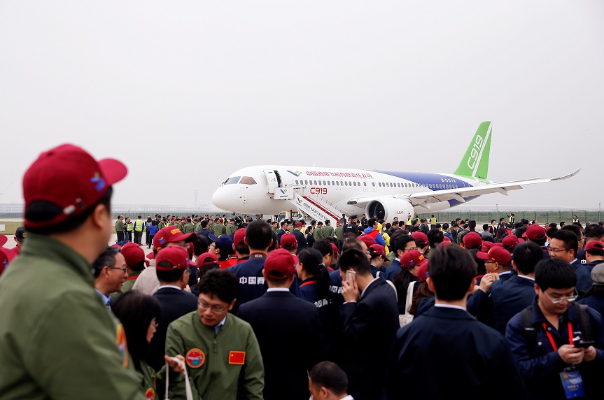 La gente se reúne en torno al avión de pasajeros C919 de origen chino (Reuters)