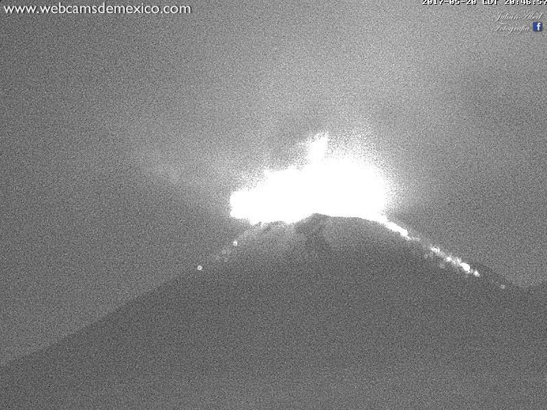 Volcán Popocatépetl registra salida de material incandescente tras explosión