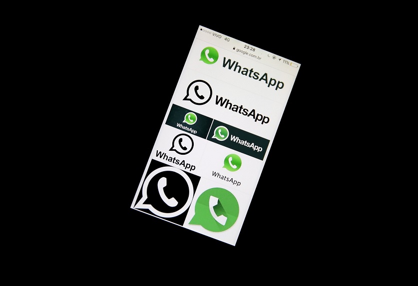 WhatsApp en un teléfono celular (Reuters)