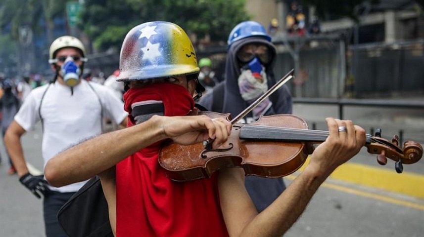 Venezuela, protestas, Maduro, violencia, muertos, violín,