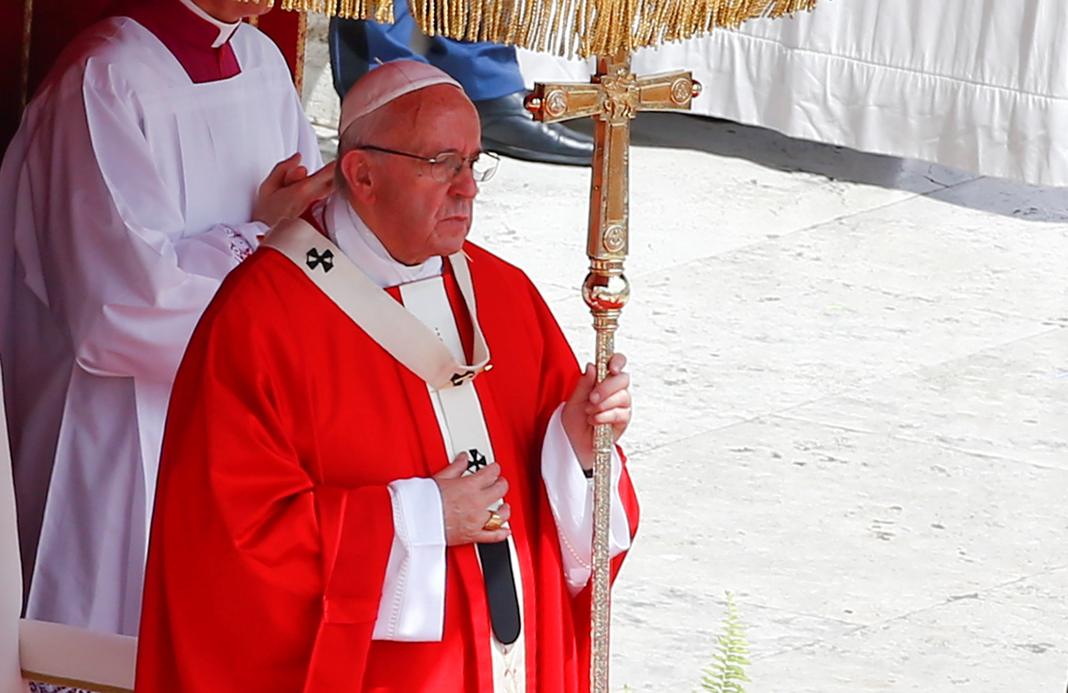 El papa Francisco celebra una misa de Pentecostés en la Plaza de San Pedro en el Vaticano (Reuters)