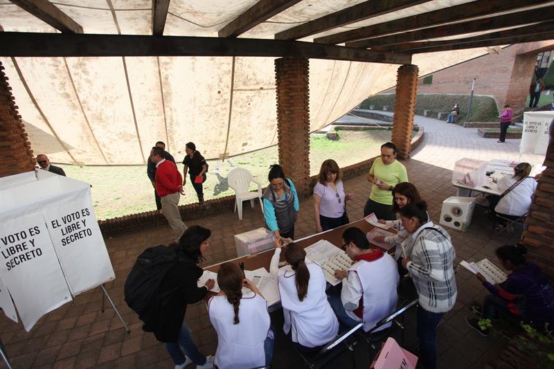 Miles de votantes acuden a las urnas en cuatro estados de México (EFE)