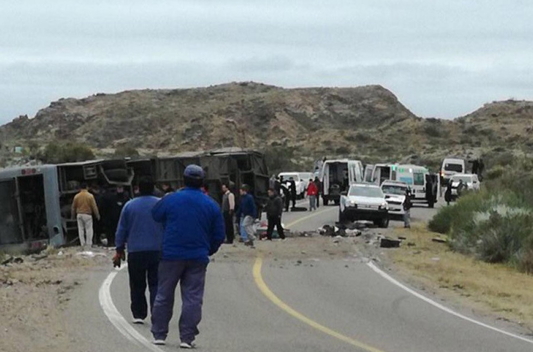 Personal de emergencias asiste al lugar en el que se volcó un autobús en una carretera de Mendoza, Argentina (EFE)