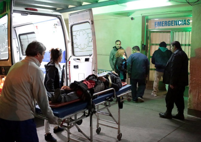 Un hombre herido es trasladado a la sala de emergencias del Hospital Schestakow, en San Rafael, Argentina (Reuters)